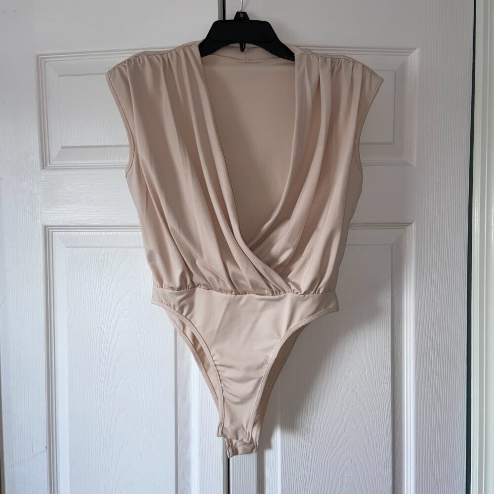 Milumia Medium Cream Ruched Wrap Deep V-Neck Padded Shoulder Sleeveless Bodysuit